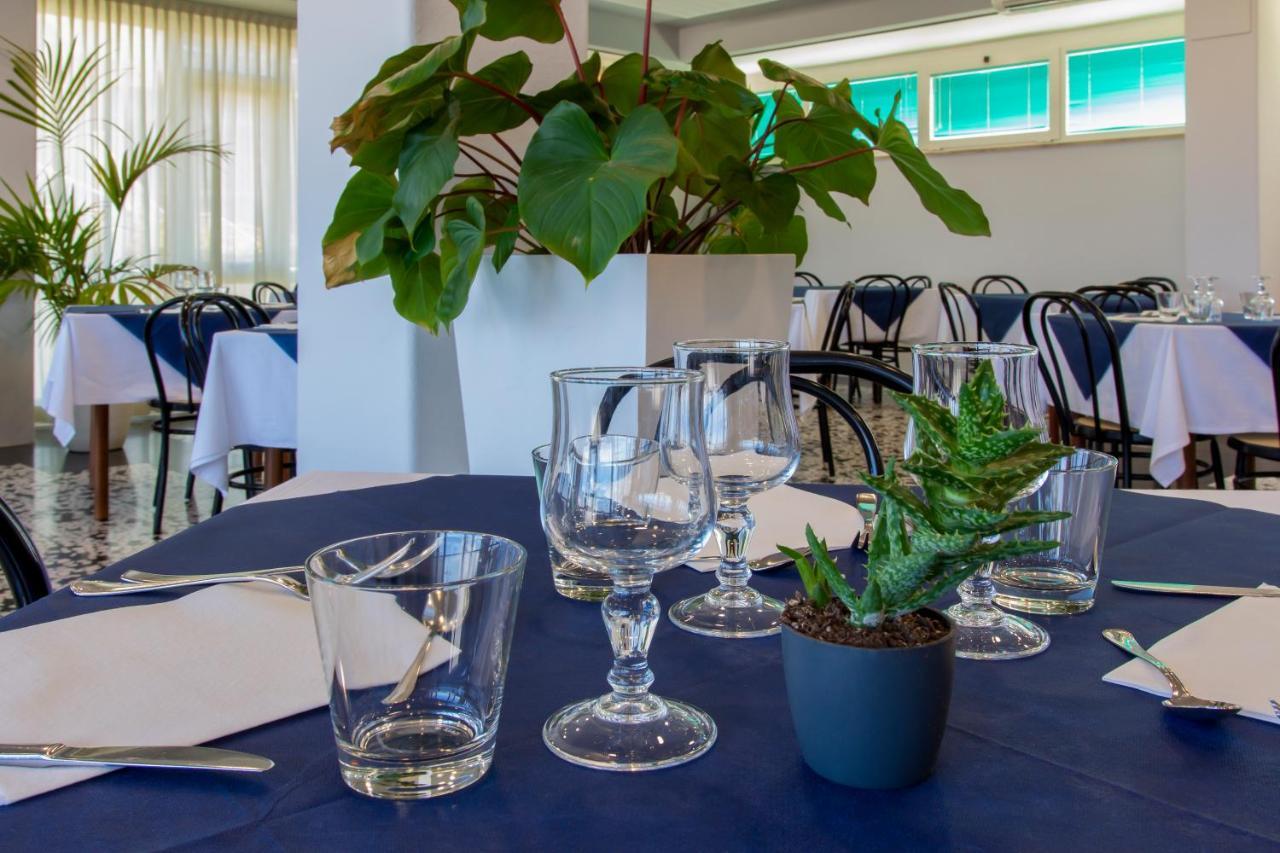 Hotel President'S Pesaro Esterno foto