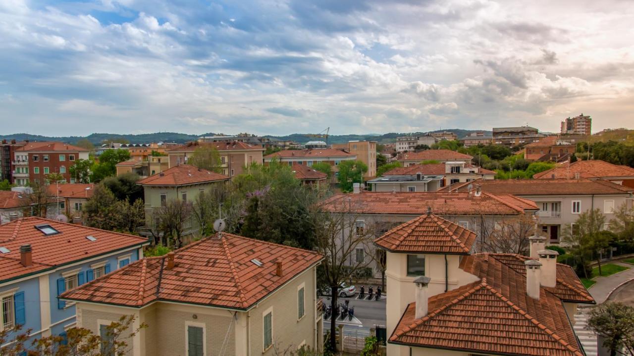 Hotel President'S Pesaro Esterno foto